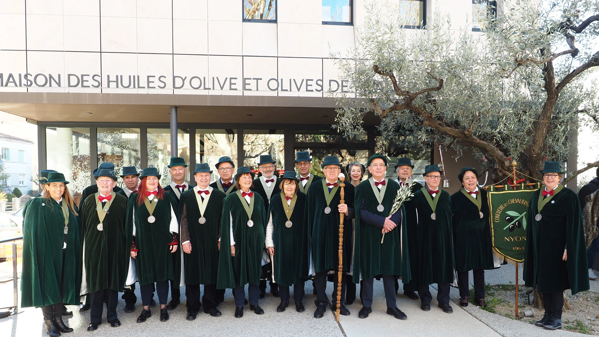 chevaliersdelolivier-nyons, la confrérie des chevaliers de l'olivier de Nyons devant la Maison des Huiles d'olive et Olives de France en 2023