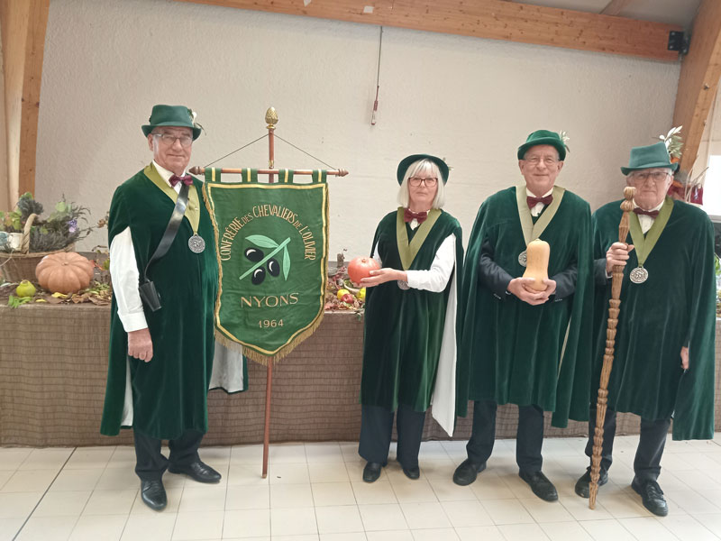 Chevaliers de l'Olivier de Nyons au Revest du Bion en 2024 pour la fête de la châtaigne