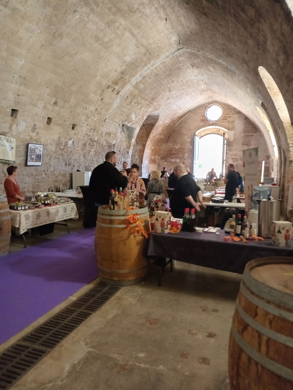 Chevaliers de l'Olivier de Nyons, au salon des saveurs de la Drôme à Bouchet en 2024