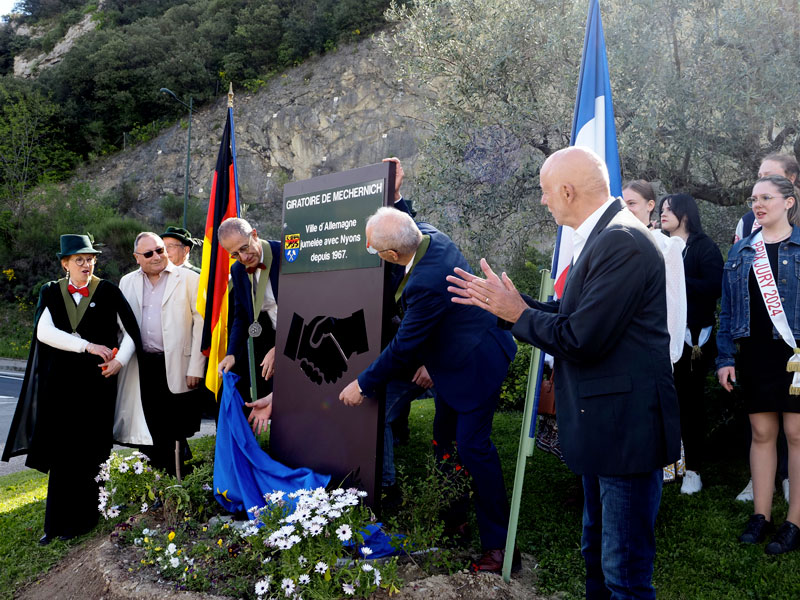 Inauguration du rond point de Mechernich à Nyons avec la confrérie des chevaliers de l'olivier de Nyons